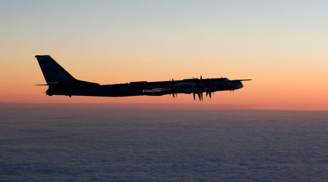 Suomijos karinių oro pajėgų nuotr./Rusijos bombonešis Tu-95