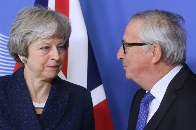 AFP/„Scanpix“ nuotr./Theresa May ir Jeanas-Claude'as Junckeris