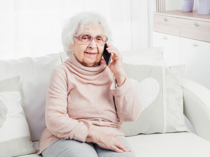 123RF.com nuotr./Garbaus amžiaus moteris kalbasi telefonu