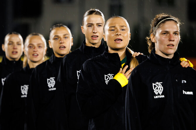 LFF nuotr./Lietuvos moterų futbolo rinktinė, Rimantė Jonušaitė (antra iš dešinės)