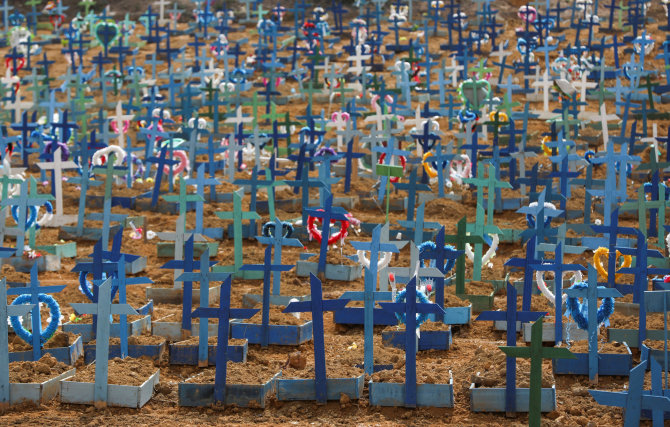 „Reuters“/„Scanpix“ nuotr./Koronaviruso aukų kapai Brazilijoje