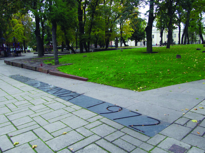 LGGRTC archyvo nuotr./2002 m. R.Kalantos žūties vietoje atidengtas paminklas „Aukos laukas“ ir įrašas grindinyje: „Romas Kalanta 1972“ (skulpt. R.Antinis, arch. S.Juškys). Kaunas, 2013 m. 
