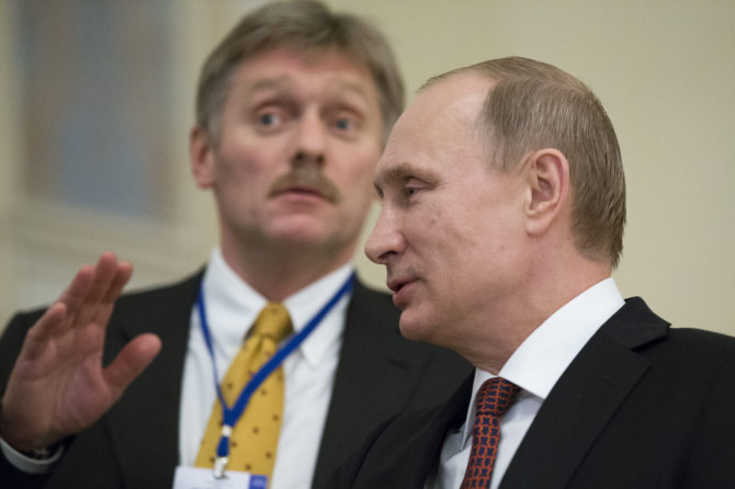 „Scanpix“/AP nuotr./Dmitrijus Peskovas ir Vladimiras Putinas
