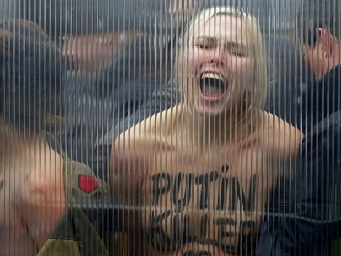 „Reuters“/„Scanpix“ nuotr./Sulaikytos „Femen“ aktyvistės Briuselyje