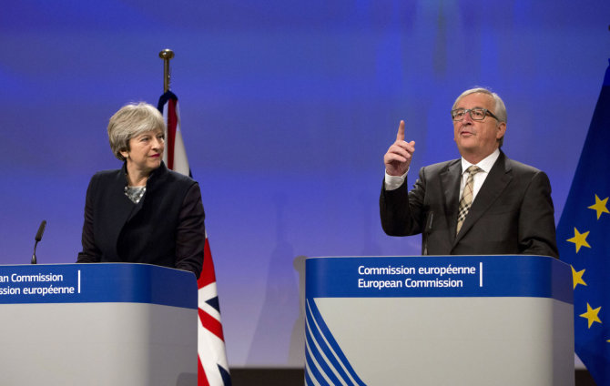 „Scanpix“/AP nuotr./Theresa May ir Jeanas-Claude'as Junckeris