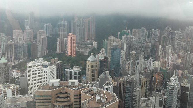 Asmeninė nuotr./Ūkanotas Honkongas iš Tarptautinio verslo centro dangoraižio