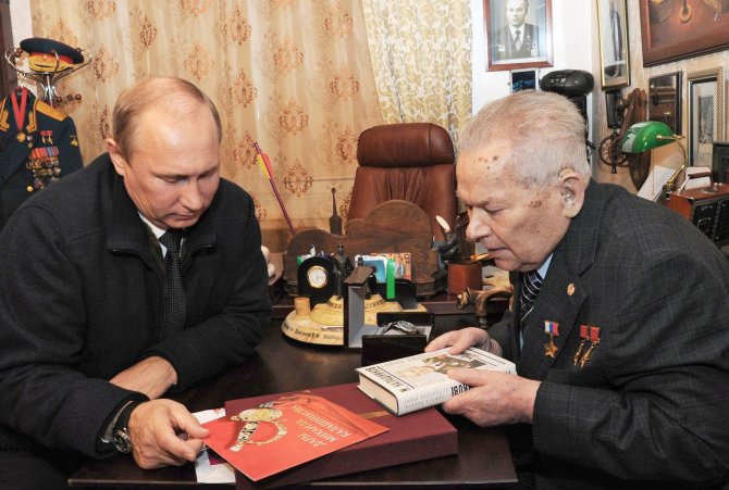 Vladimiras Putinas ir Michailas Kalašnikovas