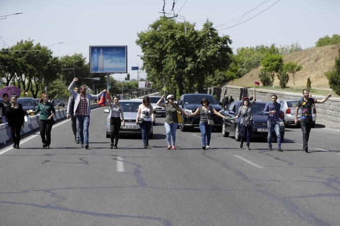 „Scanpix“/AP nuotr./Armėnijos opozicijos šalininkai blokuoja eismą Jerevane