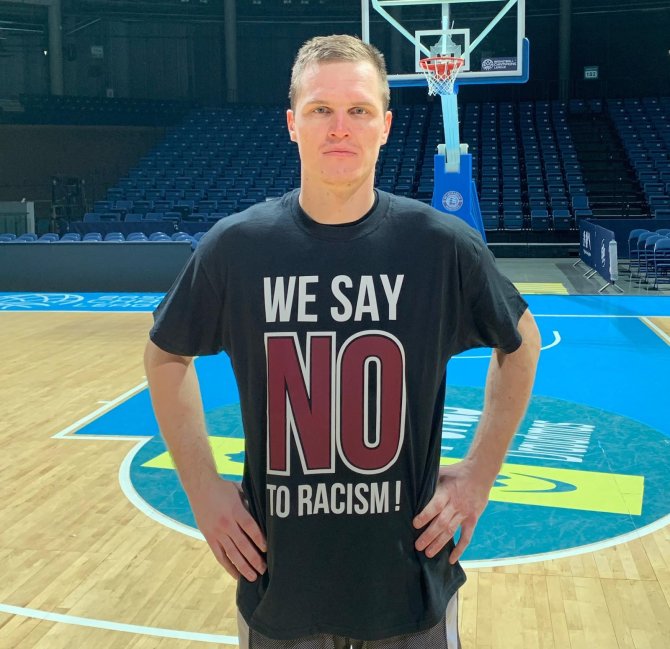 kklietkabelis.lt nuotr./Vytenis Lipkevičius su marškinėliais prieš rasizmą