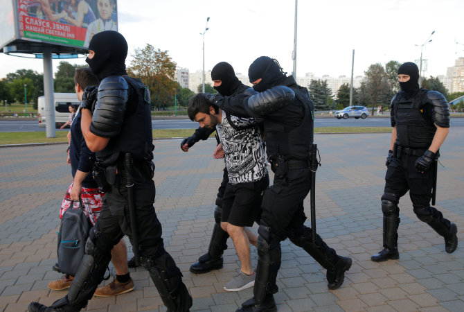 „Reuters“/„Scanpix“ nuotr./Baltarusijos pareigūnai sulaiko žmones per opozicijos mitingą kitą dieną po prezidento rinkimų.