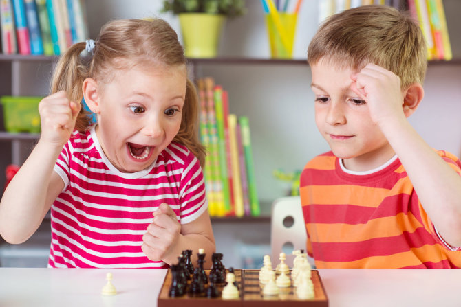 123RF.com nuotr./Vaikai žaidžia šachmatais