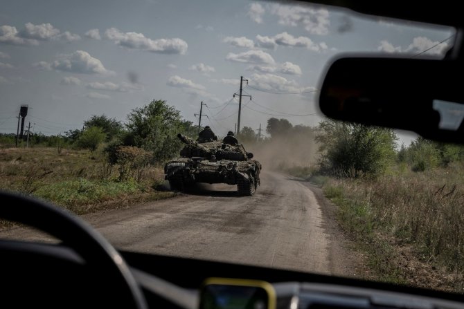 „Reuters“/„Scanpix“/Ukrainiečių tankai netoli Robotynės gyvenvietės