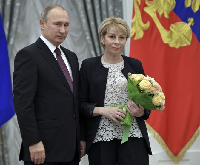 „Reuters“/„Scanpix“ nuotr./Jelizaveta Glinka su Vladimiru Putinu