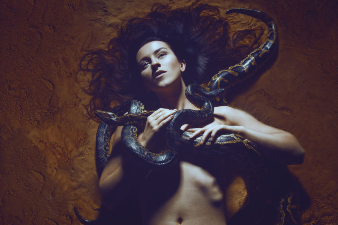 Asmeninio albumo nuotr./Dainininkės Catrinah fotosesija su gyvatėmis