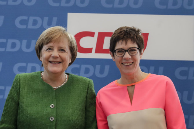 „Scanpix“/AP nuotr./Angela Merkel ir Annegret Kramp-Karrenbauer