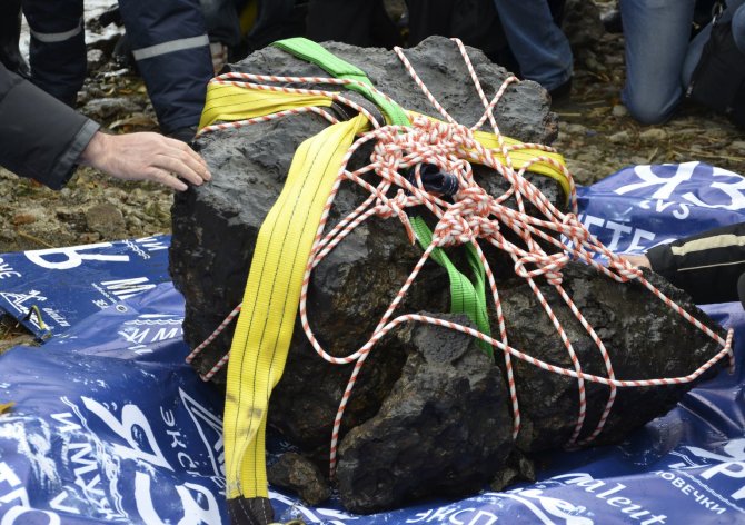 „Reuters“/„Scanpix“ nuotr./Iš Čebarkulio ežero ištrauktas 570 kg svorio luitas, manoma, yra Čeliabinsko meteorito atplaiša.