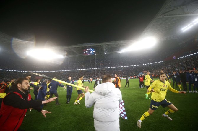 „Trabzonspor“ sirgaliai atakavo „Fenerbahče“ žaidėjus.