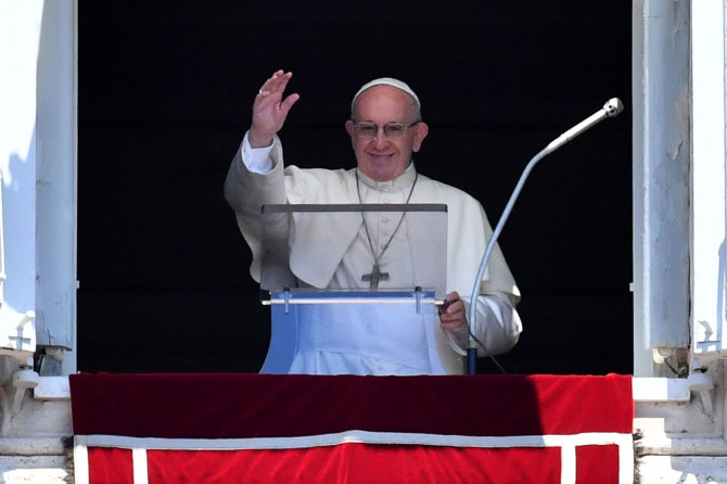 AFP/„Scanpix“ nuotr./Popiežius Pranciškus kreipėsi į minią per mišias Vatikane sekmadienį.