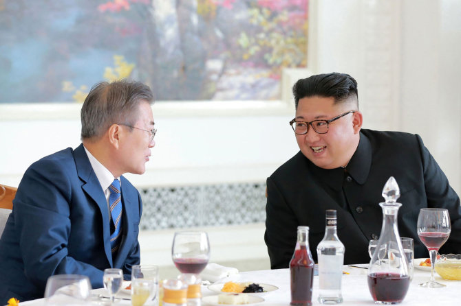 AFP/„Scanpix“ nuotr./Moon Jae-inas ir Kim Jong Unas 