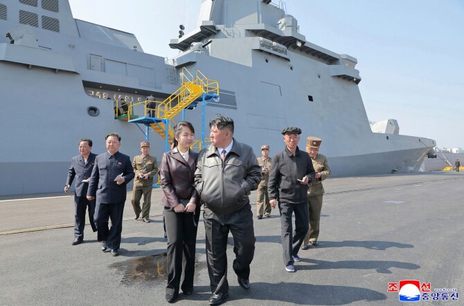 Kim Jong Unas apžiūri naująjį Šiaurės Korėjos karo laivą / / AP