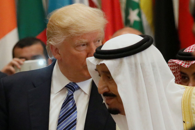 „Reuters“/„Scanpix“ nuotr./Donaldas Trumpas ir Saudo Arabijos karalius Salmanas