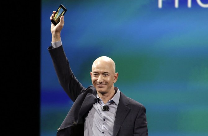 „Reuters“/„Scanpix“ nuotr./„Amazon.com“ įkūrėjas Jeffas Bezos „Fire Phone“ išmaniojo telefono pristatyme