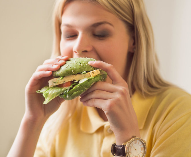 Vida Press nuotr./Moteris valgo burgerį