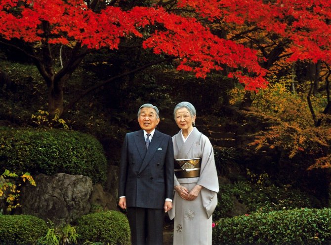 „Reuters“/„Scanpix“ nuotr./Japonijos imperatorius Akihito su žmona, imperatoriene Michiko