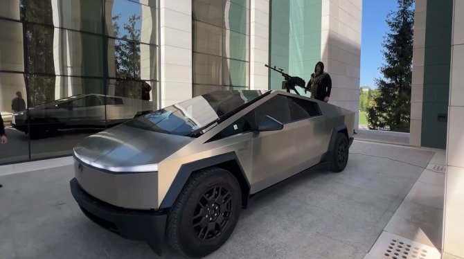 R.Kadyrovo „Telegram“ nuotr./Ramzanas Kadyrovas su „Tesla Cybertruck“