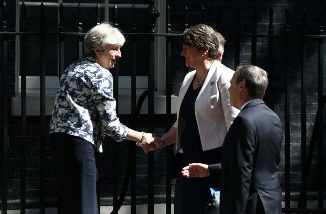 „Reuters“/„Scanpix“ nuotr./Theresa May ir Arlene Foster