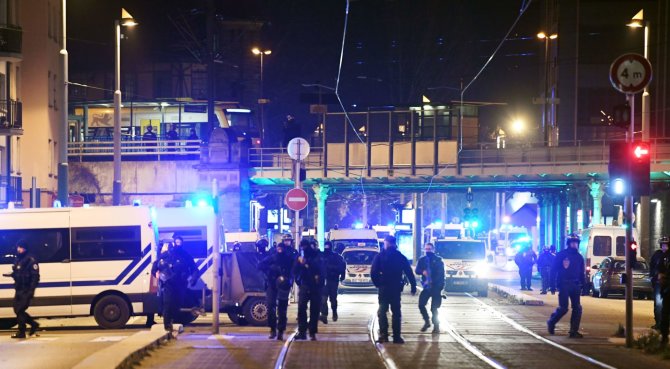 AFP/„Scanpix“ nuotr./Policijos pareigūnai šalia vietos, kur buvo sulaikytas Strasbūro šaulys