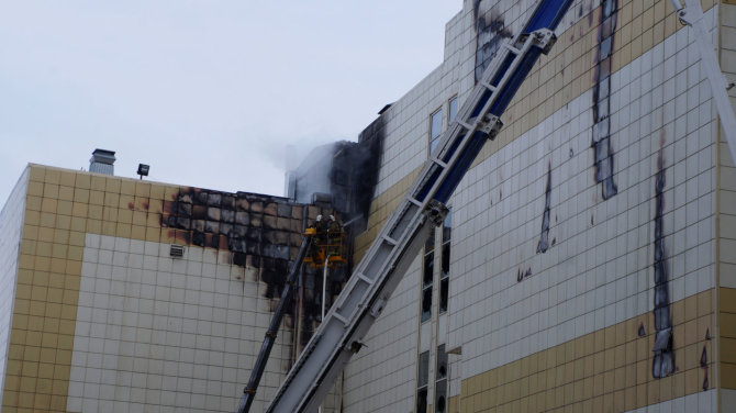 „Reuters“/„Scanpix“ nuotr./Gaisras prekybos ir pramogų centre „Žiemos vyšnia“ Kemerove