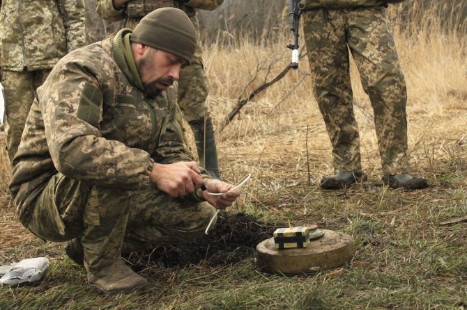 Jaanus Piirsalu/„Postimees“ nuotr./Ukrainiečiai įrenginėja minų lauką