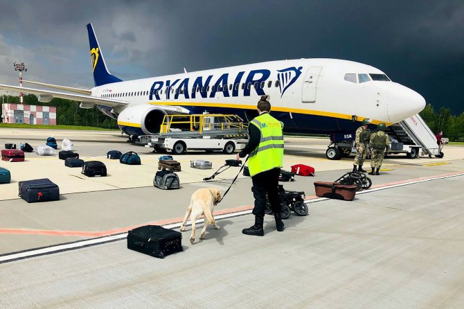 AFP/„Scanpix“ nuotr./Minske nutupdytas „Ryanair“ lėktuvas