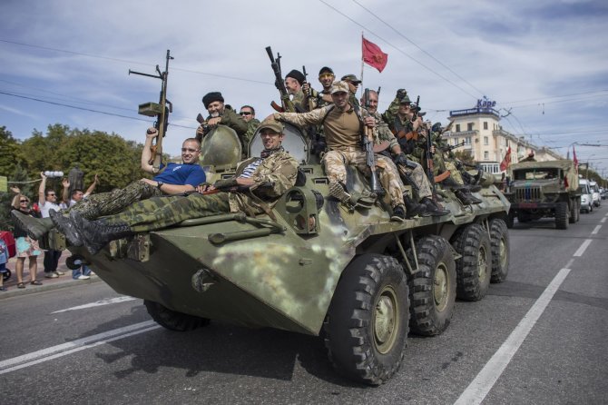 „Reuters“/„Scanpix“ nuotr./Prorusiškų teroristų paradas Luhanske