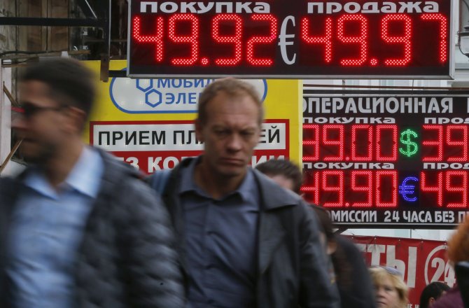 „Reuters“/„Scanpix“ nuotr./Rublis pasiekė naujas rekordines žemumas dolerio atžvilgiu