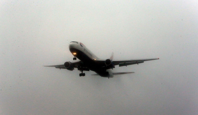 „Scanpix“/„PA Wire“/„Press Association Images“ nuotr./Lėktuvas rūke. Asociatyvi nuotr.