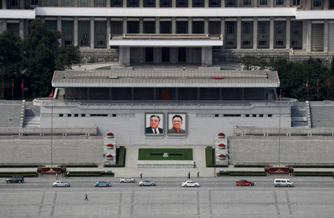 „Reuters“/„Scanpix“ nuotr./Šiaurės Korėjos diktatorių dinastijos atvaizdai