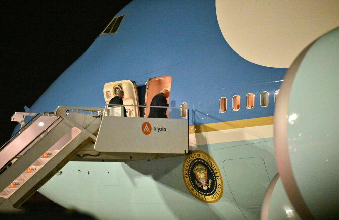 „Air Force One“ lėktuvas su Donaldu Trumpu / MANDEL NGAN / AFP