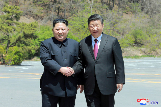 „Reuters“/„Scanpix“ nuotr./Kim Jong Unas ir Xi Jinpingas