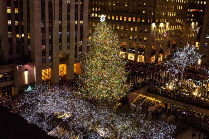 „Scanpix“/AP nuotr./Kalėdų eglės įžiebimas Niujorko Rockefellerio centre