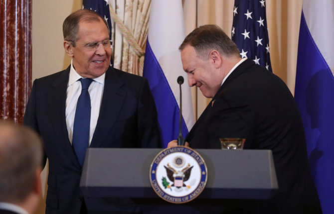 „Reuters“/„Scanpix“ nuotr./Sergejus Lavrovas ir Mike'as Pompeo