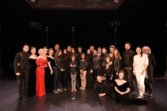 Gabrieliaus Jauniškio nuotr./Monicca Bellucci su Anželika Cholina ir jos teatro trupe