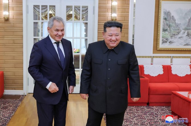 Šiaurės Korėjos lyderis Kim Jong-un susitinka su Rusijos delegacija. / KCNA / via REUTERS