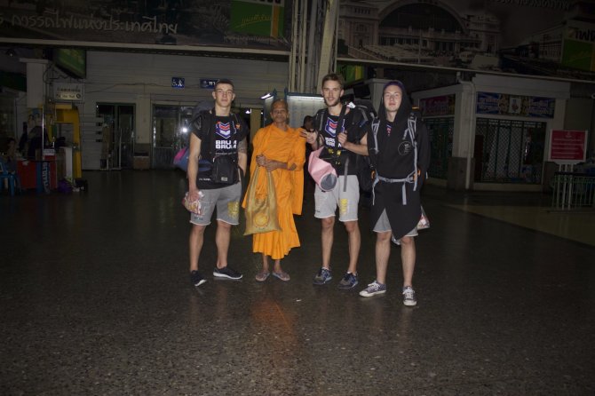 Bankoko traukinių stotyje pakeliui į Koh Panghan sutikome vienuolį, kuris savo gyvenimą pašventęs ramybei ir taikai. 