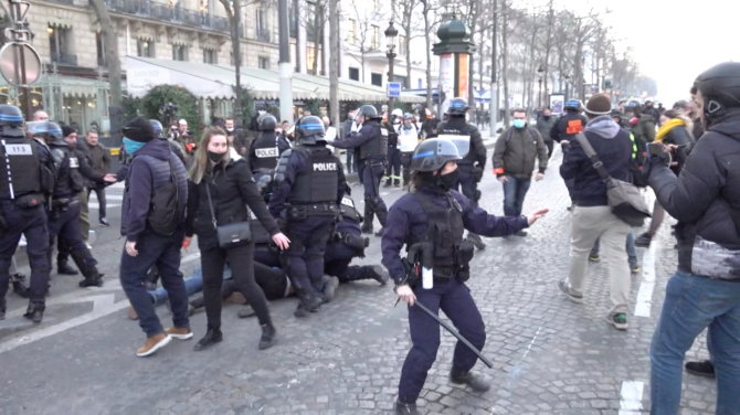 „Reuters“/„Scanpix“ nuotr./Policijos ir protestuotojų susidūrimai Eliziejaus laukuose