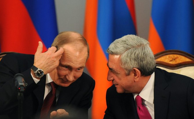 AFP/„Scanpix“ nuotr./Vladimiras Putinas ir Seržas Sargsianas