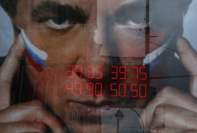 „Reuters“/„Scanpix“ nuotr./Rublis pasiekė naujas rekordines žemumas dolerio atžvilgiu