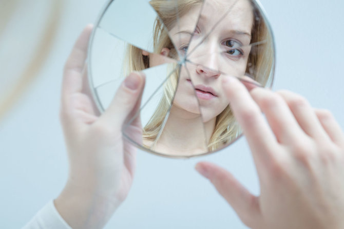 123RF.com nuotr./Moteris žiūri į veidrodį