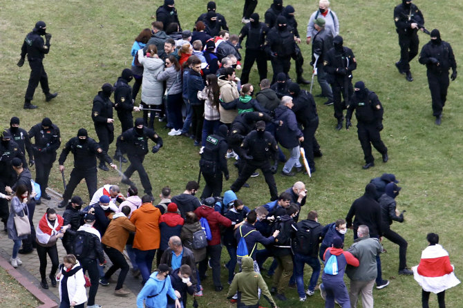 AFP/„Scanpix“ nuotr./Protestuotojų susirėmimas su milicininkais Minske